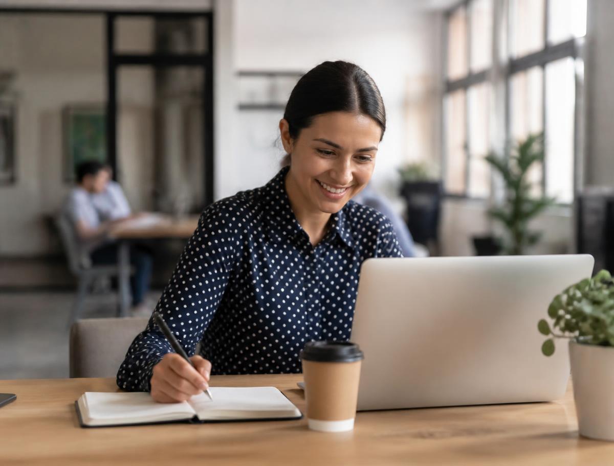 Apprenante suivant une formation professionnelle sur son ordinateur